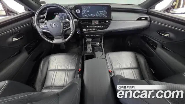 Lexus ES300h 2021 — ფოტო 13/35