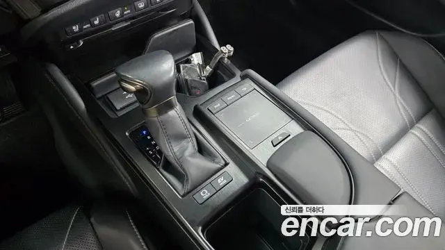 Lexus ES300h 2021 — ფოტო 6/35