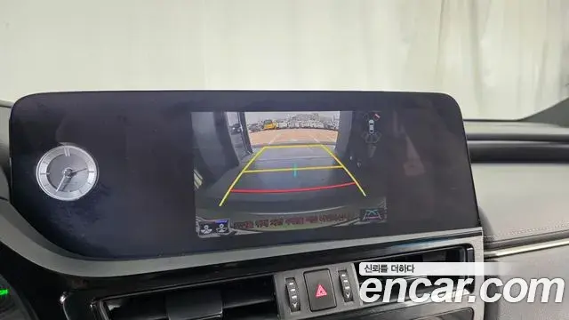 Lexus ES300h 2021 — ფოტო 7/35
