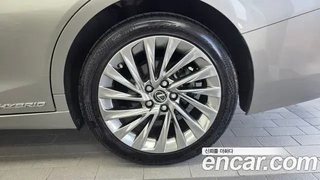 Lexus ES300h 2021 — ფოტო 28/35