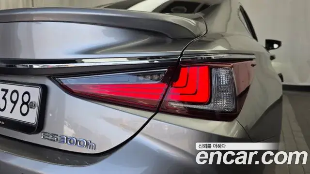 Lexus ES300h 2021 — ფოტო 14/35
