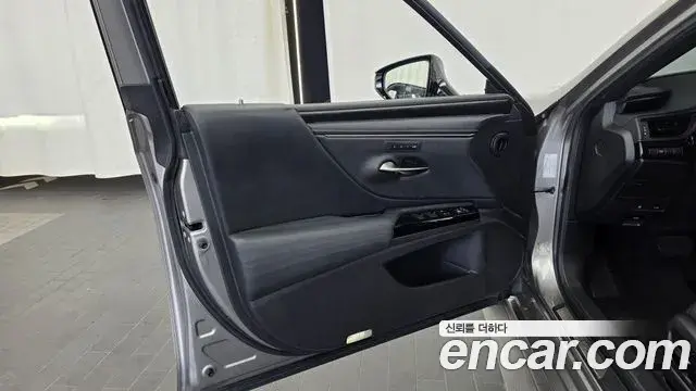 Lexus ES300h 2021 — ფოტო 8/35