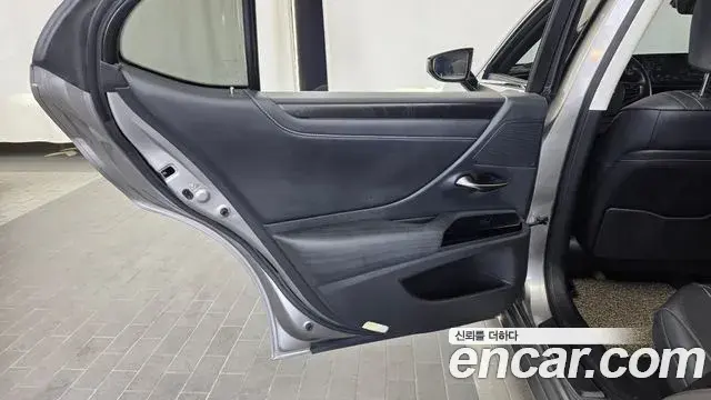 Lexus ES300h 2021 — ფოტო 19/35