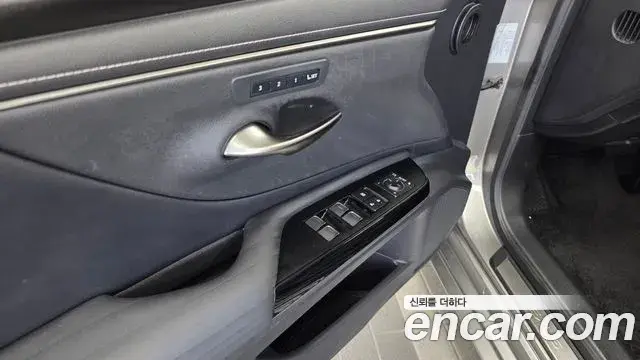 Lexus ES300h 2021 — ფოტო 15/35
