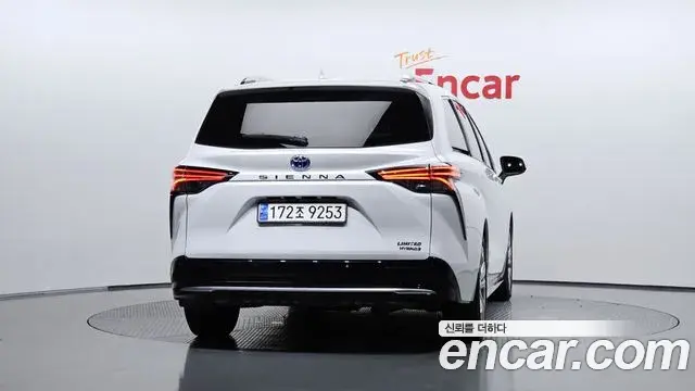 Toyota Sienna 2023 — ფოტო 2/33