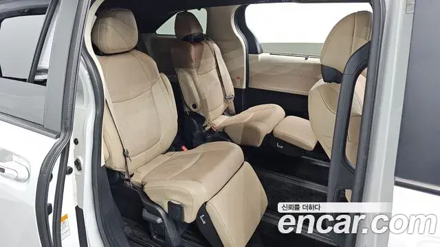 Toyota Sienna 2023 — ფოტო 13/33