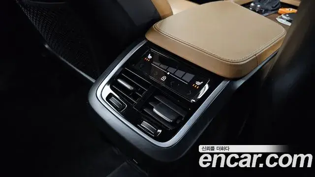 Volvo XC90 2018 — Photo 18/20