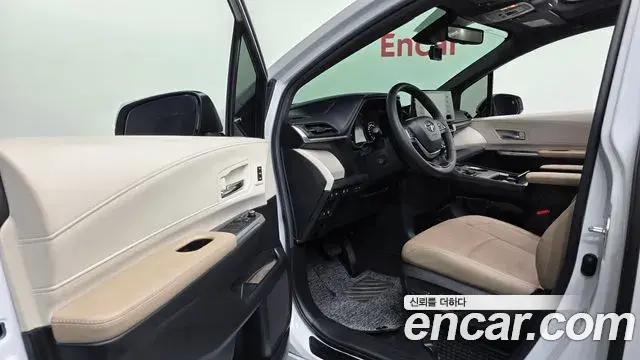Toyota Sienna 2024 — ფოტო 19/20