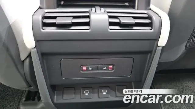 Land Rover Defender 2025 — Photo 18/20