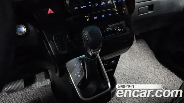 Hyundai Staria 2024 — Photo 9/20