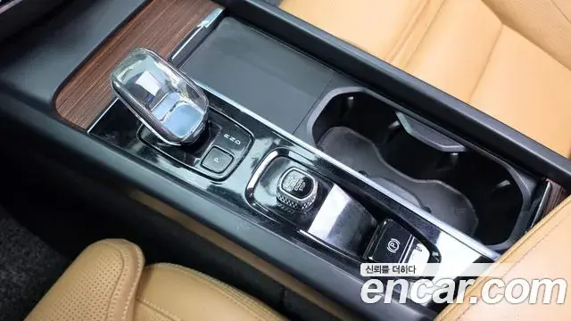 Volvo XC60 2022 — Photo 9/20