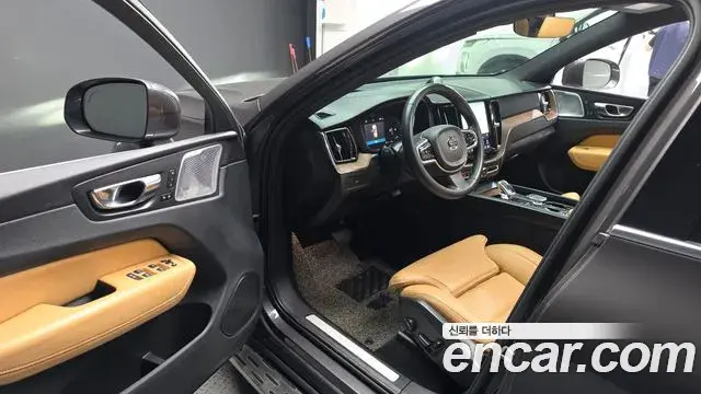 Volvo XC60 2022 — Photo 10/20