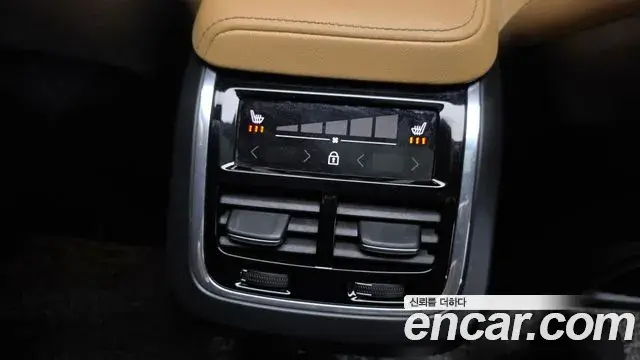 Volvo XC60 2022 — Photo 18/20
