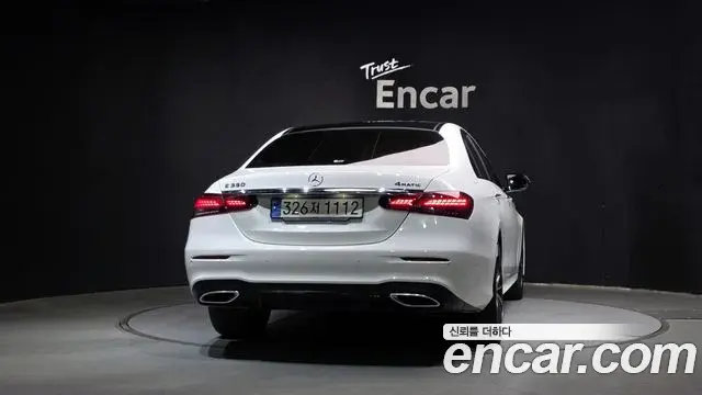 Mercedes-Benz E-Class 2022 — Photo 4/20