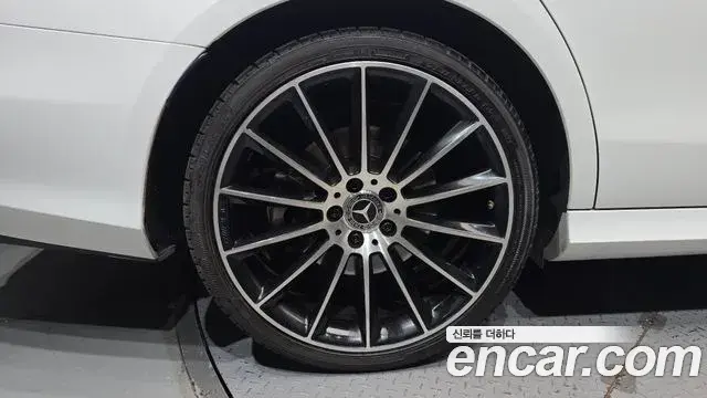 Mercedes-Benz E-Class 2022 — Photo 5/20