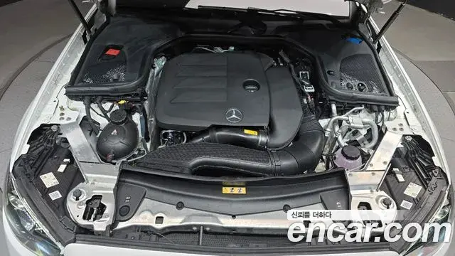 Mercedes-Benz E-Class 2022 — Photo 6/20