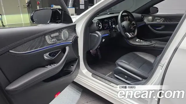 Mercedes-Benz E-Class 2022 — Photo 10/20
