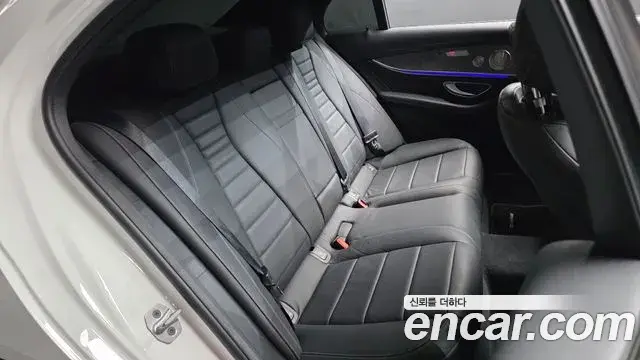 Mercedes-Benz E-Class 2022 — Photo 11/20