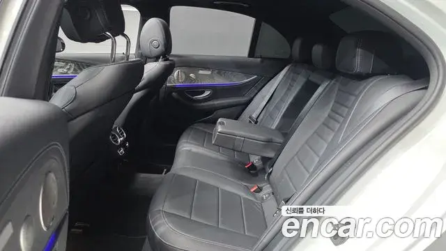 Mercedes-Benz E-Class 2022 — Photo 12/20