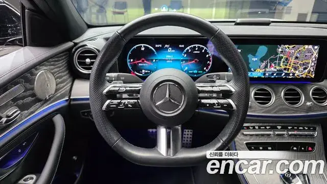 Mercedes-Benz E-Class 2022 — Photo 13/20