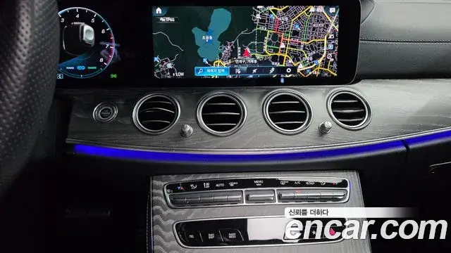 Mercedes-Benz E-Class 2022 — Photo 14/20