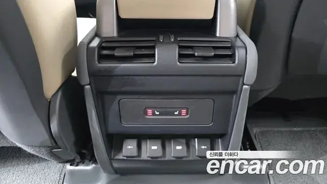 Land Rover Defender 2020 — Photo 17/20