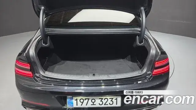 Genesis Electrified G80 2022 — Photo 17/20