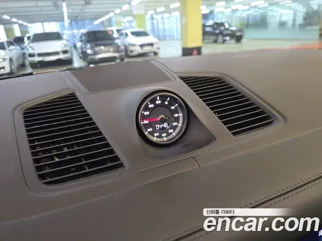Porsche Cayenne 2020 — ფოტო 7/20