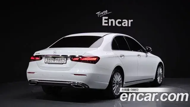 Mercedes-Benz E-Class 2021 — ფოტო 13/20