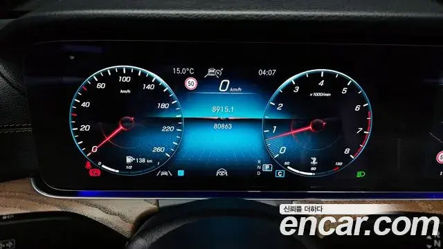 Mercedes-Benz E-Class 2021 — ფოტო 17/20