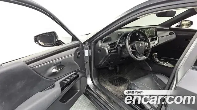 Lexus ES300h 2023 — Photo 18/20