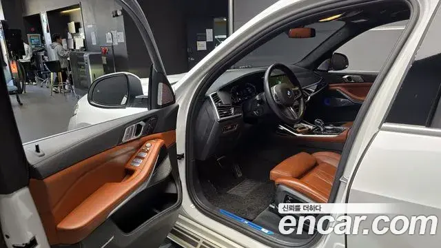 BMW X7 2022 — ფოტო 14/20