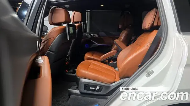 BMW X7 2022 — ფოტო 17/20