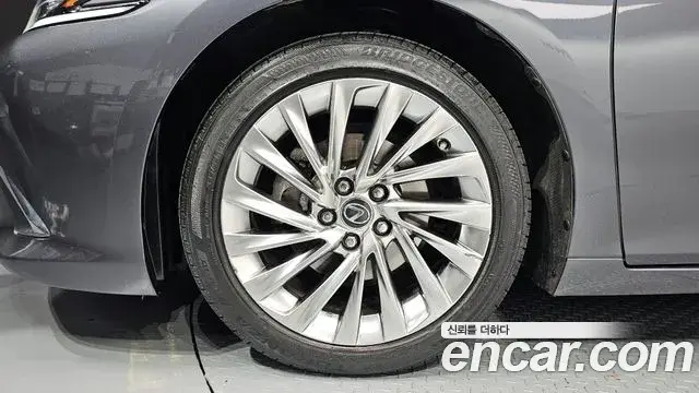 Lexus ES300h 2023 — Photo 5/20