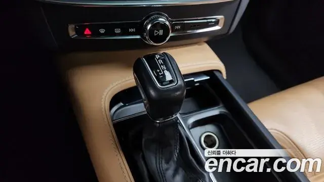 Volvo V90 Cross Country 2018 — ფოტო 15/20