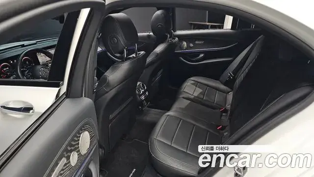 Mercedes-Benz E-Class 2023 — ფოტო 16/20