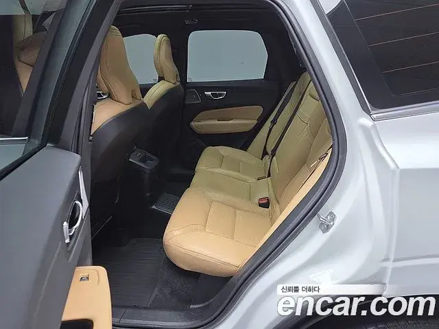 Volvo XC60 2021 — Фото 14/20