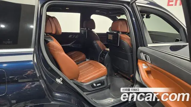 BMW X7 2022 — ფოტო 8/20