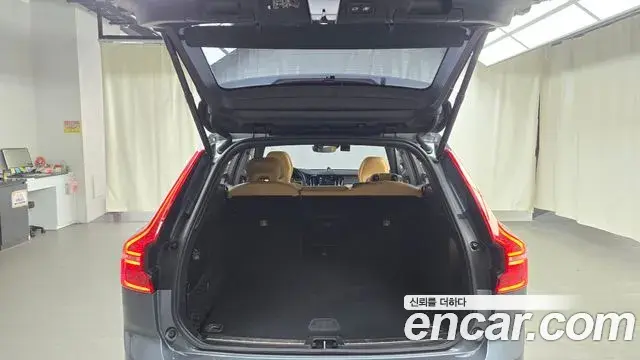 Volvo XC60 2020 — Photo 17/20