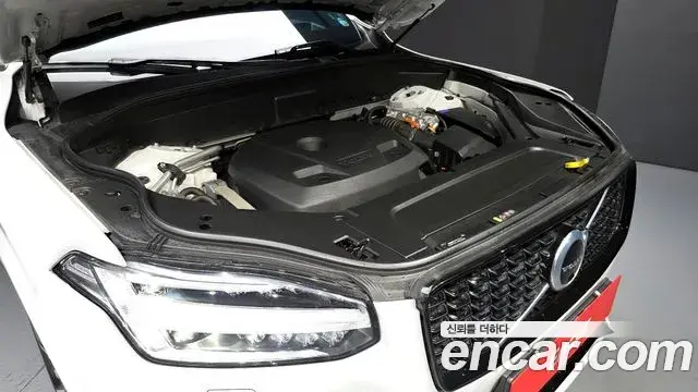 Volvo XC90 2020 — ფოტო 14/20