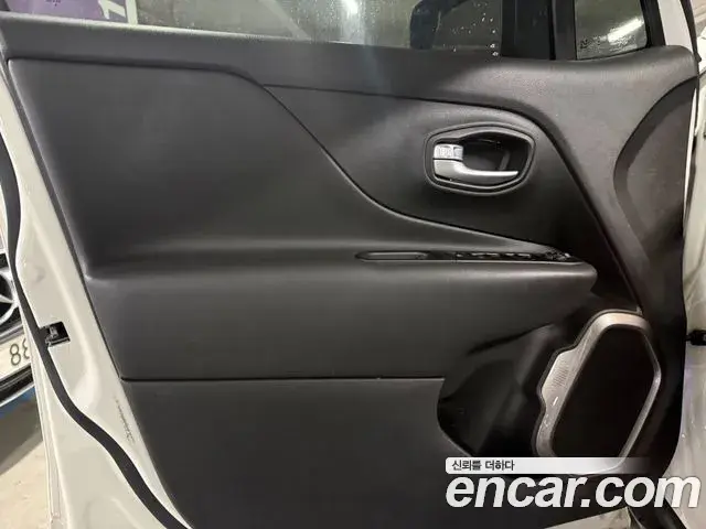 Jeep Renegade 2021 — ფოტო 13/20