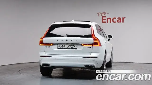 Volvo XC60 2019 — ფოტო 17/20