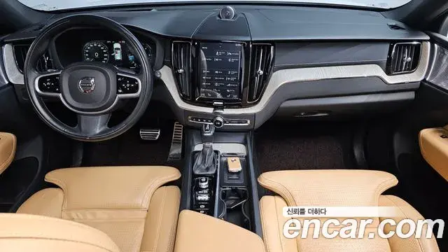 Volvo XC60 2019 — ფოტო 8/20