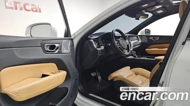 Volvo XC60 2019 — ფოტო 18/20