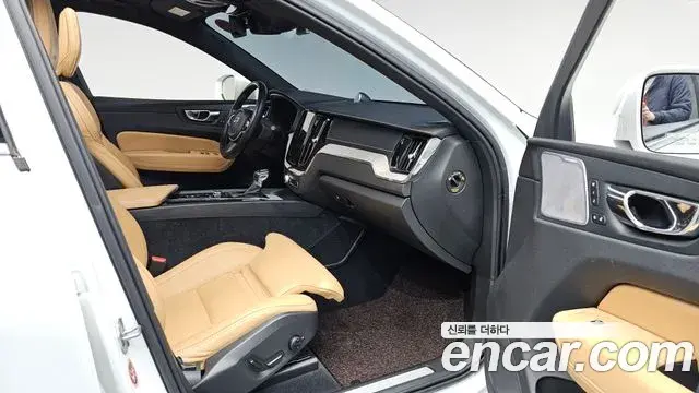 Volvo XC60 2019 — ფოტო 3/20