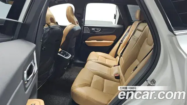 Volvo XC60 2019 — ფოტო 9/20