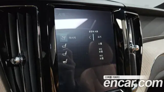 Volvo XC60 2019 — ფოტო 14/20