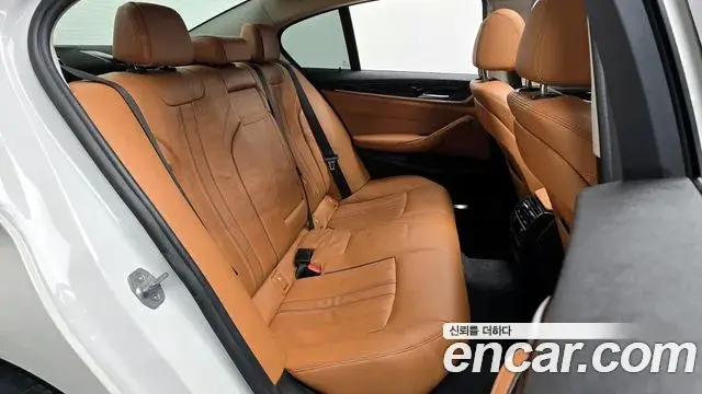 BMW 5 Series 2018 — Şəkil 9/20