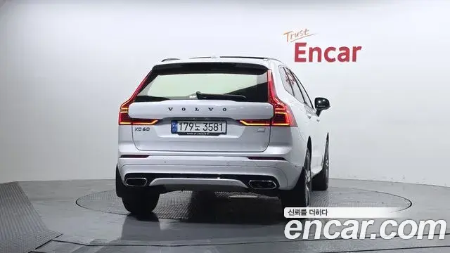Volvo XC60 2020 — ფოტო 17/20