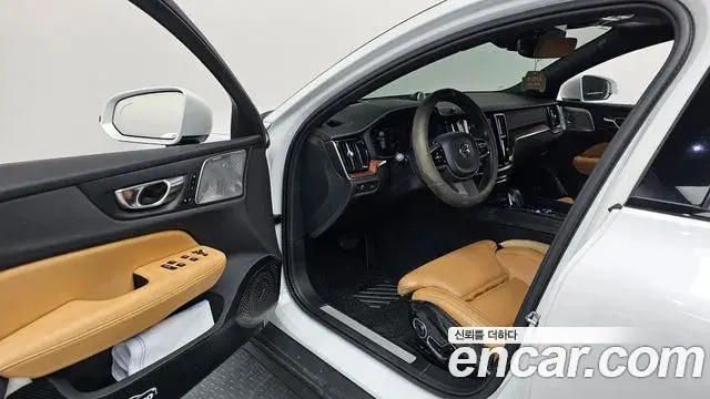 Volvo V60 Cross Country 2021 — Photo 23/37